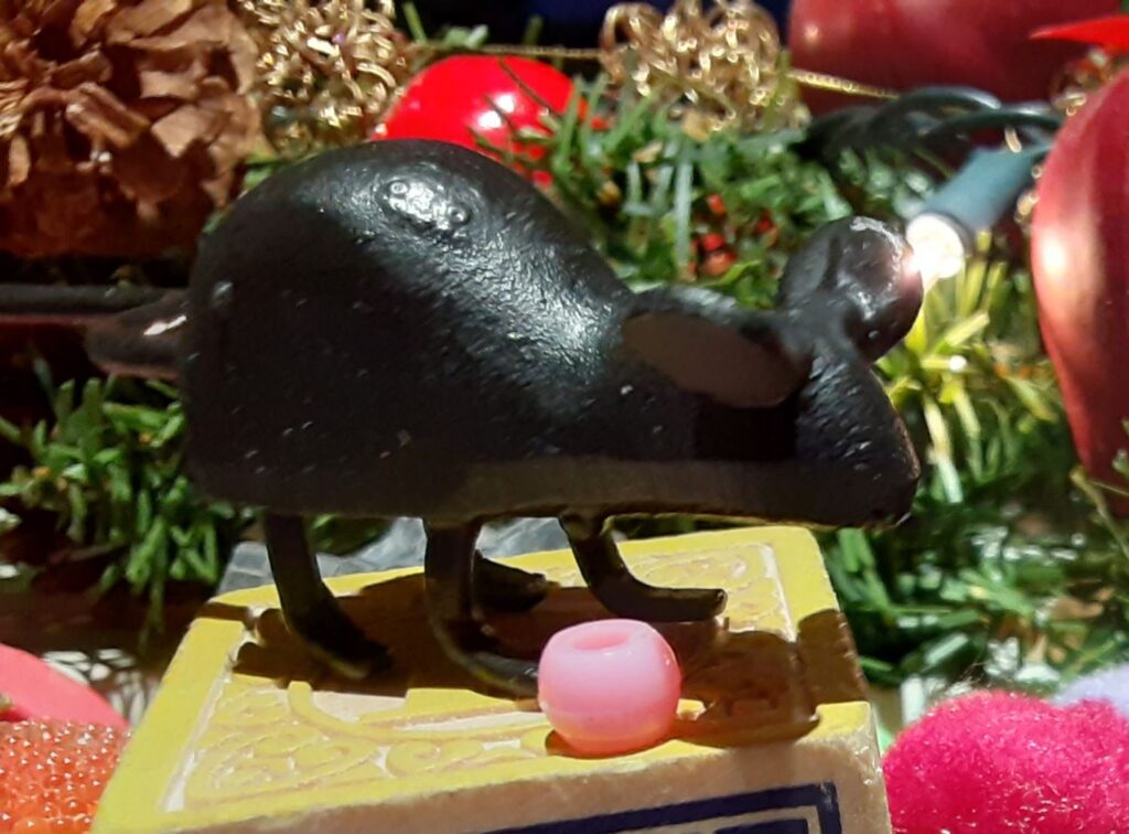 Wantmore atop a block whilst visiting cousin Toomuchstuf